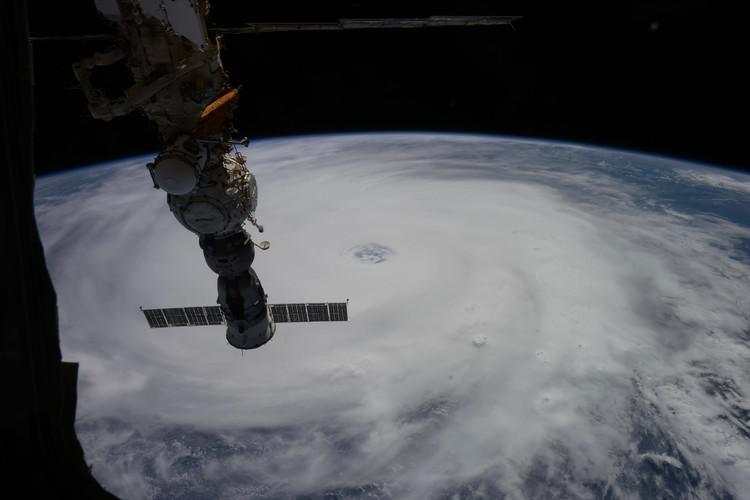 Indah Tapi Ngeri! Foto Topan Raksasa Difoto dari Luar Angkasa