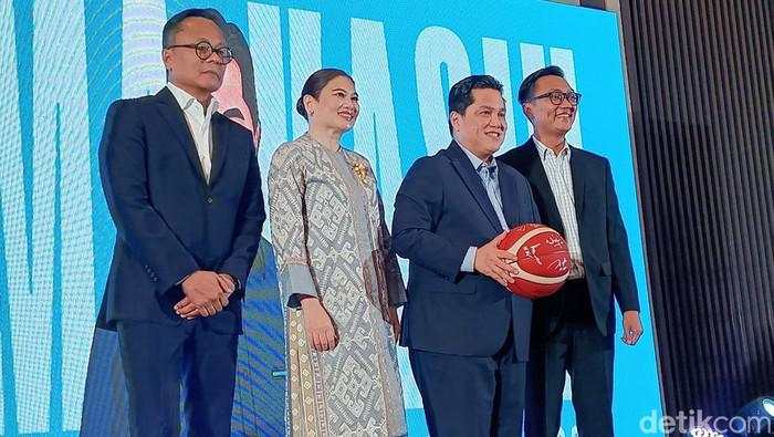 Erick Thohir Dapat Kenang-kenangan Bola Basket di Acara Perpisahan