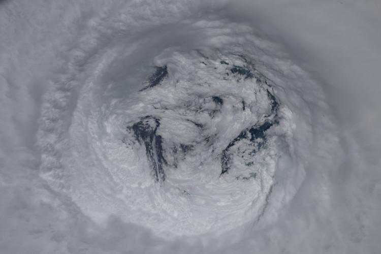 Indah Tapi Ngeri! Foto Topan Raksasa Difoto dari Luar Angkasa