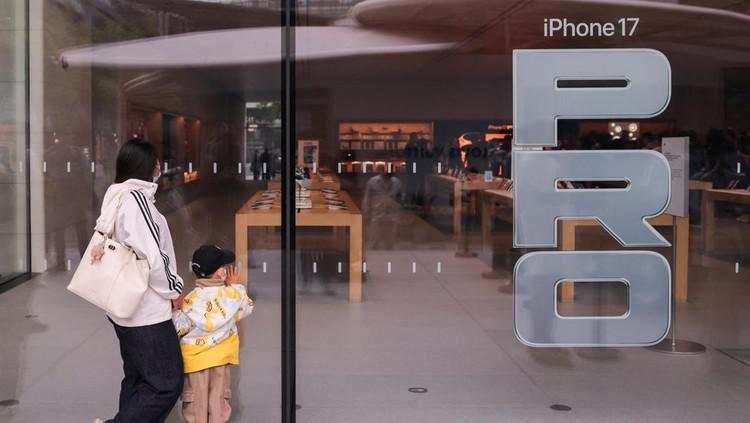 Antusias Warga Beijing Sambut Penjualan Perdana iPhone 17