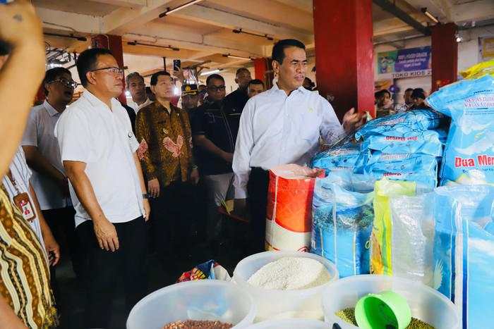 Mentan Amran Pastikan Guyur 1,3 Juta Ton Beras SPHP hingga Desember