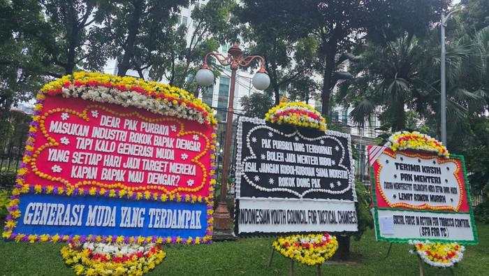 Purbaya Dikritik Tak Naikkan Cukai Rokok, Karangan Bunga Berjejer di Kemenkeu