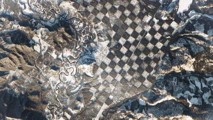 'Papan Catur' Raksasa Kelilingi Sungai Terlihat dari Luar Angkasa