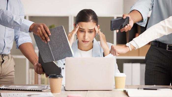 Fenomena'Job Hugging' Jadi Tanda Ekonomi RI Tak Baik-baik Saja