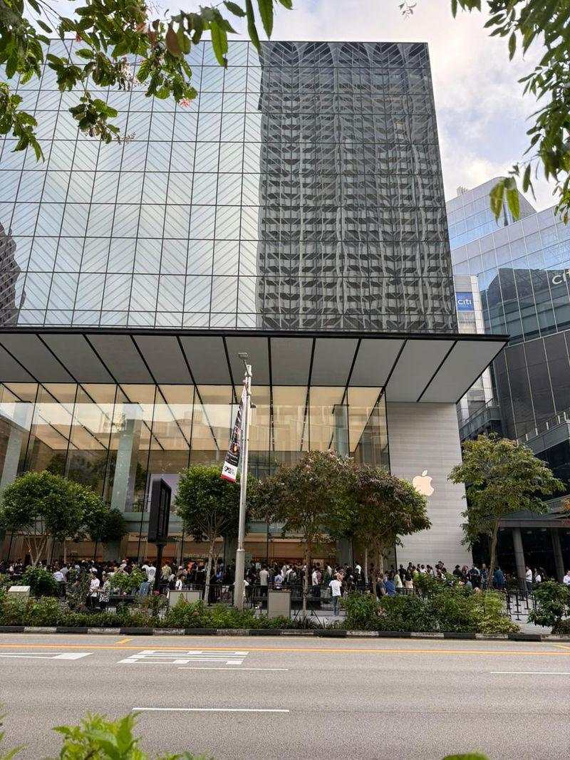 Antrean Mengular di Apple Orchard Sambut iPhone 17 dan Air