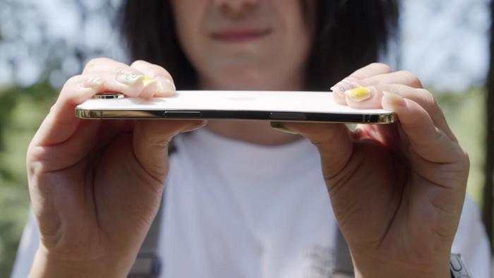 YouTuber Susah Payah Bengkokkan iPhone Air