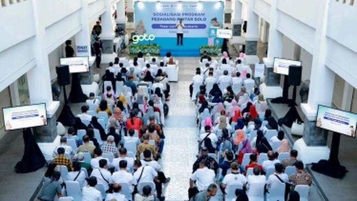 GoPay & Pemkot Surakarta Dorong Digitalisasi Transaksi Pedagang Pasar-UMKM