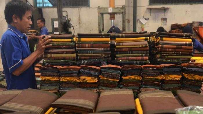 Sarung RI Laris Manis, Diborong Malaysia hingga Rp 23 M