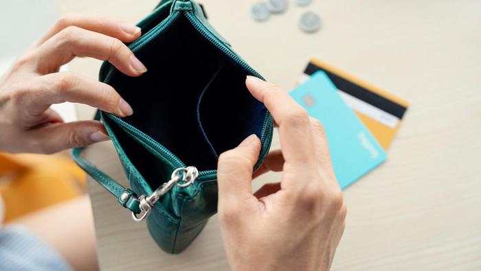 Gaji Cuma Numpang Lewat, Kelas Menengah RI Dihajar Utang, Inflasi, dan Pajak