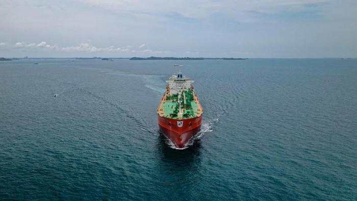 Diterjang Ombak-Ancaman Perompak, Ini Kisah Pelaut PIS Antarkan Energi