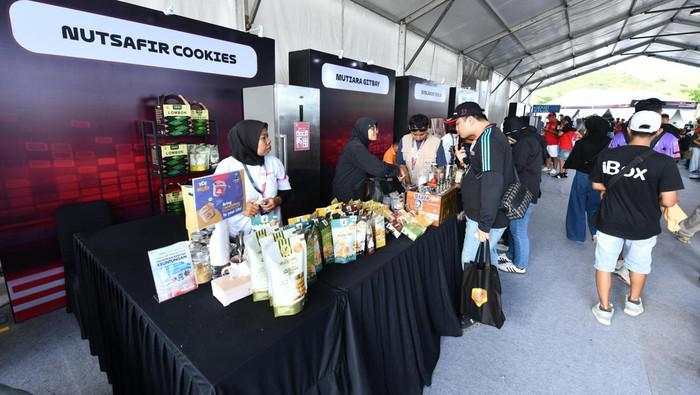 UMKM Lokal Ngebut di Mandalika, Dirut Pertamina Cicipi Jajanan Khas Lombok