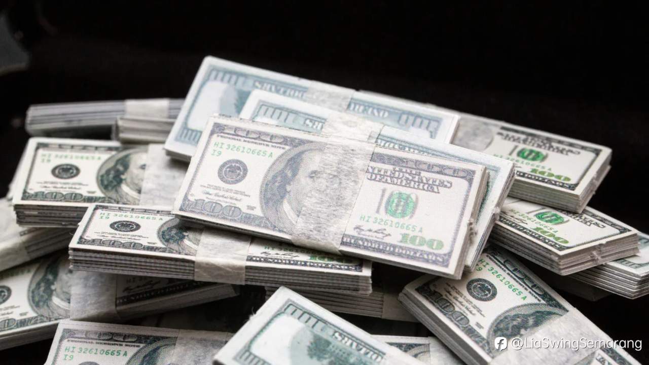 Dolar Tertekan di Tengah Ancaman Penutupan Pemerintah AS, Emas Sentuh Rekor Baru