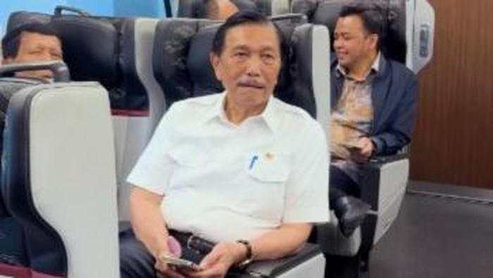 Luhut Naik Kereta Cepat di Tengah Polemik Penyelesaian Utang Proyek