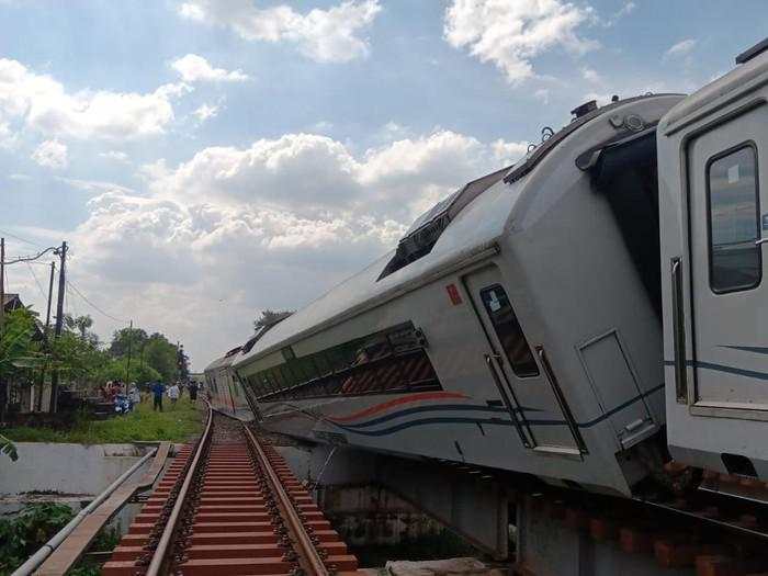 KAI Minta Maaf Kereta Purwojaya Anjlok, Penyebab Lagi Diusut