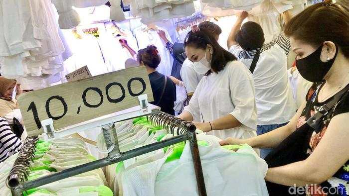 Purbaya Bidik Bisnis Pakaian Bekas di Pasar Senen