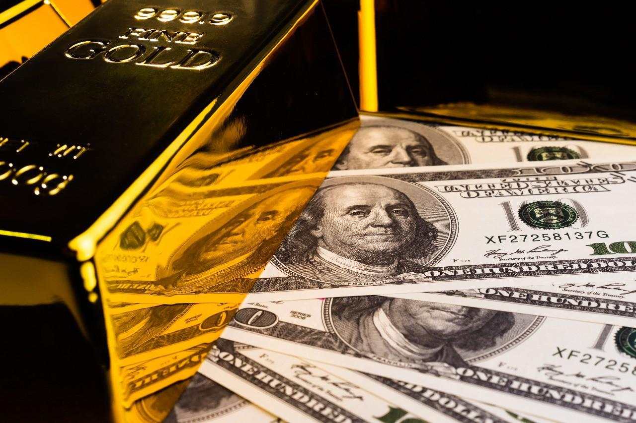 Harga Emas Anjlok 5 Persen usai Rekor, Penurunan Terbesar sejak 2020