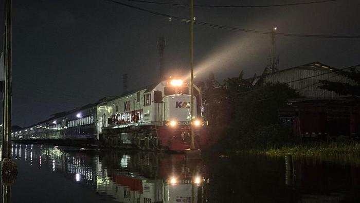 Jalur KA Semarang Dibuka Lagi, Laju Kereta Dibatasi 5 Km/Jam