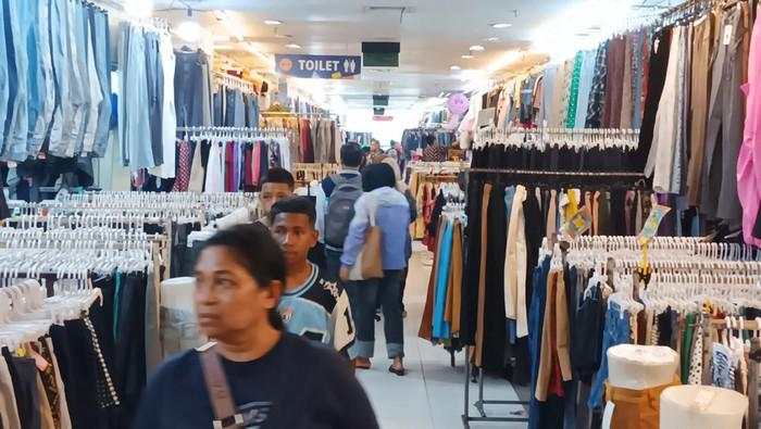 Pedagang Thrifting Pasar Senen Mulai Kelimpungan Gara-gara Purbaya!