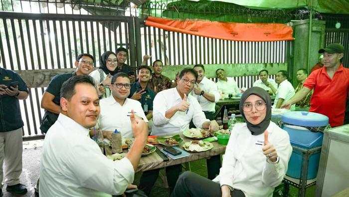 Potret Purbaya Makan Ayam Sambel Ijo di Warung Kaki Lima Usai Rapat