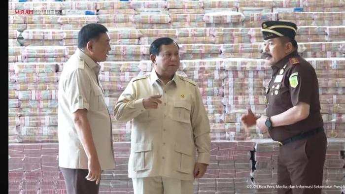 Pidato Prabowo di Depan Gunungan Uang Rp 13 Triliun