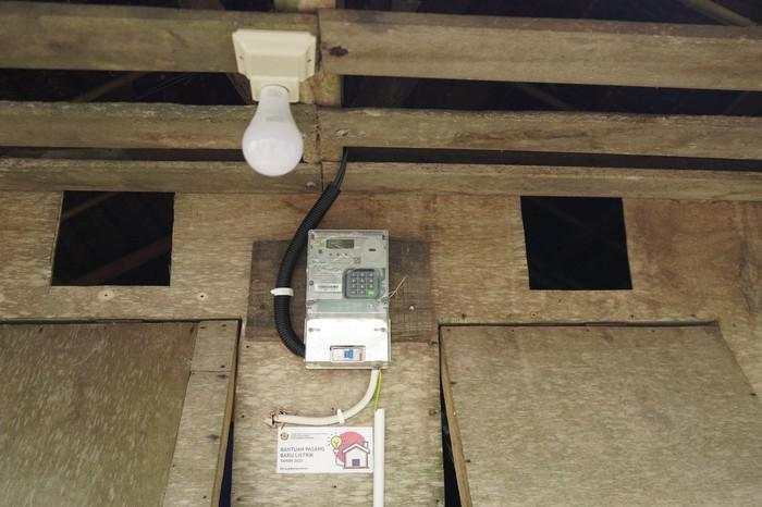 Tak Lagi Gelap, Cerita Warga Papua dan Sumsel Nikmati Listrik Pertama Kali