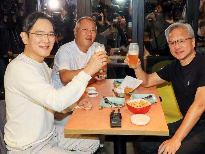 Momen Langka! 3 Konglomerat Dunia Nongkrong Bareng Makan Ayam Goreng