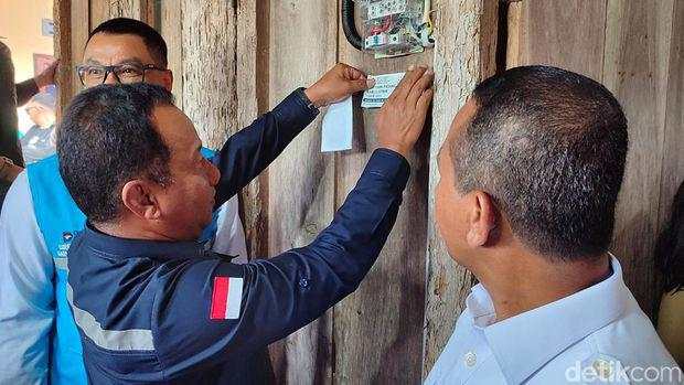 Bahlil Pasang Listrik Gratis buat 112 Rumah di Kampung Halaman Ibu Prabowo