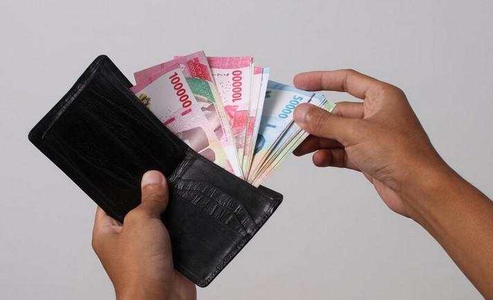 Rupiah Jelang Akhir Pekan Ditutup Melemah ke Rp16.590 per Dolar AS