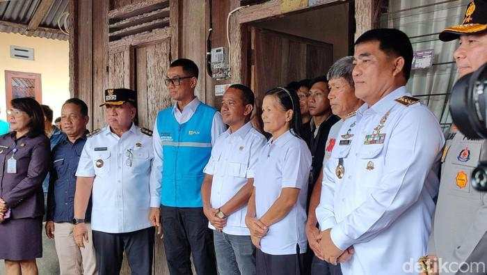 Bahlil Pasang Listrik Gratis buat 112 Rumah di Kampung Halaman Ibu Prabowo
