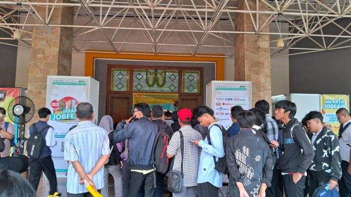 Kisah Pemburu Kerja di Job Fest: Ditemani Anak-Istri hingga Pasrah Gegara Usia