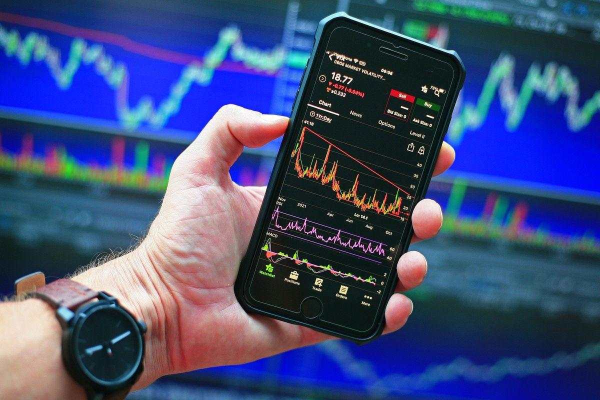 IHSG Jelang Akhir Pekan Diprediksi Menguat, ADMR, DEWA, hingga ERAA Bisa Dilirik