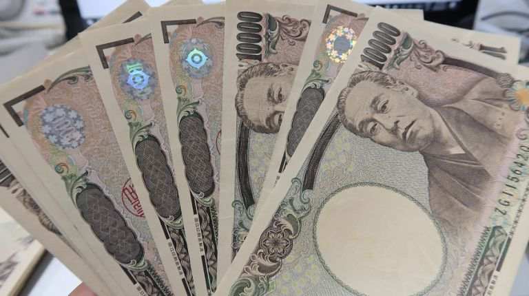 Yen Melemah Karena Takaichi Yang Dovish Bersiap Untuk Menjadi PM Jepang, Aussie Menguat