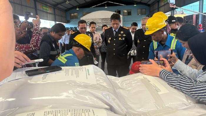 Kala Purbaya Bongkar Kontainer Impor dari China