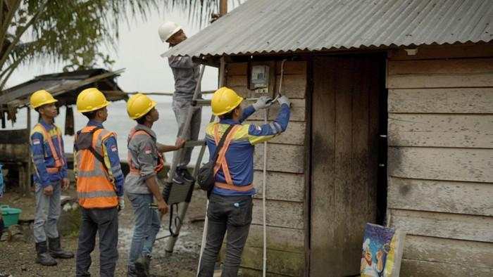 Listrik Masuk Pelosok, Warga Kini Nikmati Terangnya Malam