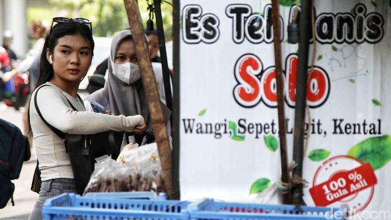 Gaji Cuma Numpang Lewat, Kelas Menengah RI Dihajar Utang, Inflasi, dan Pajak