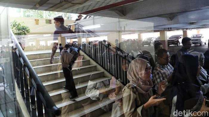 Gelar S1 Tak Jamin Kerja, Gen Z Asia Mulai 'Lying Flat'