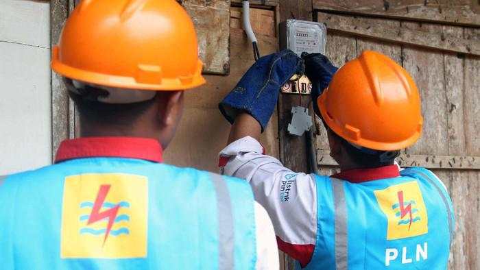 Rumah Warga Sekitar PLTU Suralaya Dapat Sambungan Listrik Gratis
