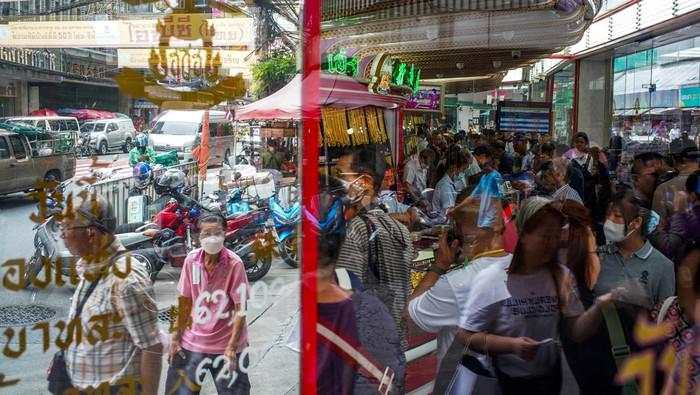 Warga Bangkok Antre Beli Emas Saat Harga Meroket