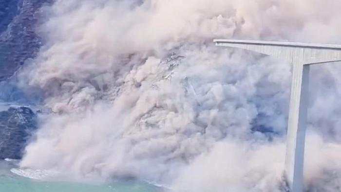 Detik-detik Mengagetkan Jembatan Hongqi di China Runtuh Sebagian