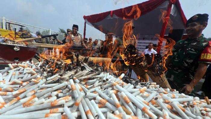 Cuma dalam 10 Bulan, Pemerintah 'Panen' 1 Miliar Batang Rokok Ilegal!