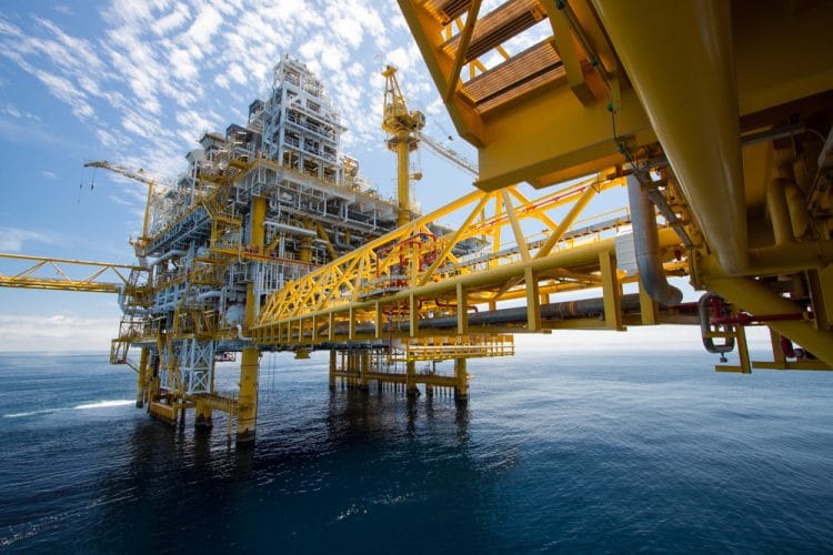 Harga Minyak Naik 2% Setelah Serangan Ukraina Merusak Depot Minyak Rusia