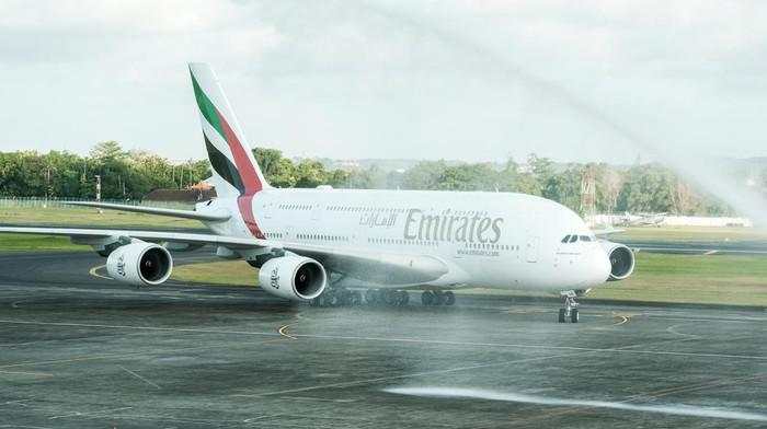 Mesin Ngebut Saat Mendarat, Pesawat Emirates Tergelincir & Jatuh ke Laut