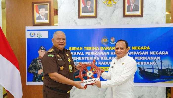 2 Kapal Ikan Asing Rampasan Negara Dihibahkan KKP ke Pemkab Deli Serdang