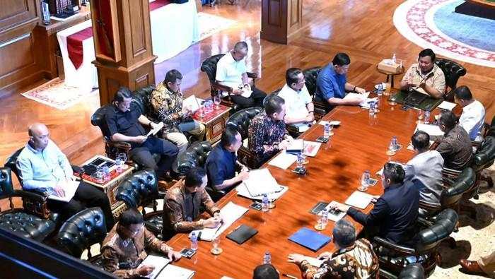 Prabowo Panggil Menteri ke Hambalang Bahas Penertiban Hutan-Tambang Ilegal