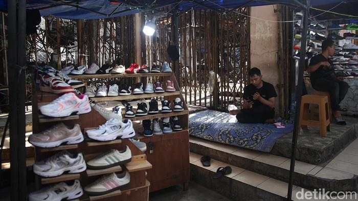 Tiga Bulan Usai Kebakaran, Pedagang Pasar Puring Bertahan di Pinggir Jalan