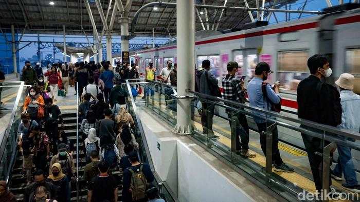Viral Tumbler Hilang di KRL, KAI Buka Suara soal Isu Pemecatan Petugas