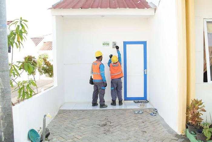 PLN Sambung Listrik Gratis untuk 93 KK di Kampung Nelayan Indramayu