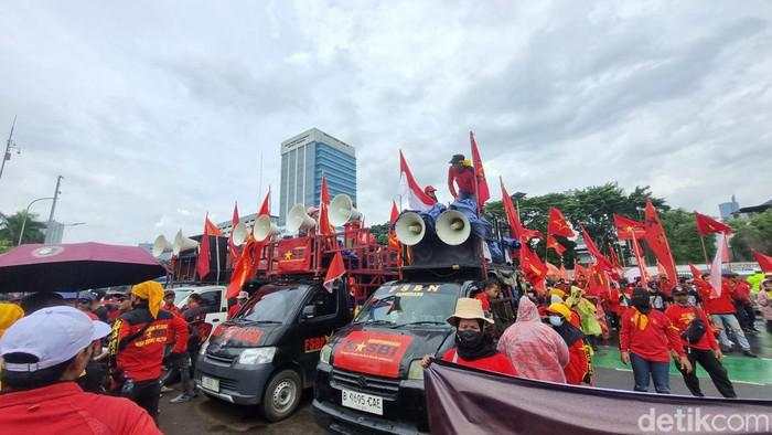 Buruh Tolak Usulan UMP 2026 Pemerintah & Pengusaha, Minta Naik 10,5!