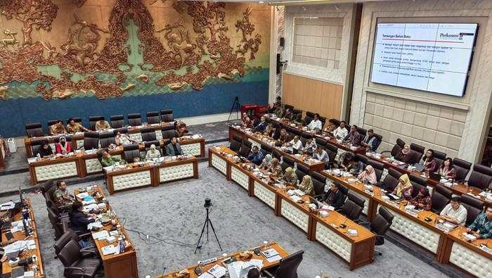 Pengusaha Konveksi Ngeluh Baju Impor China Kuasai Pasar RI!