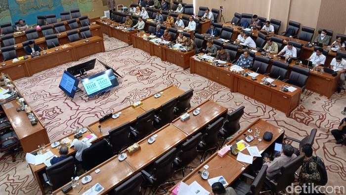 Puluhan Tahun Warga Papua Antre Beli Solar, Pertamina Diminta Tambah SPBU